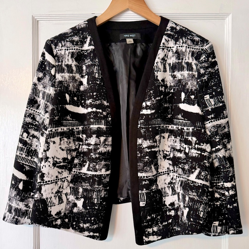 Nine West Modern Multi-Pattern Artsy Cropped Blazer Size 14 B/W - Picture 3 of 9